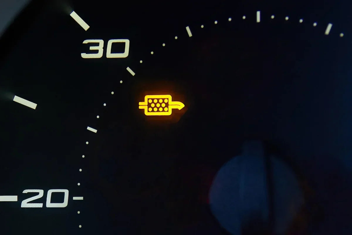 DPF Warnleuchte am Armaturenbrett eines Autos